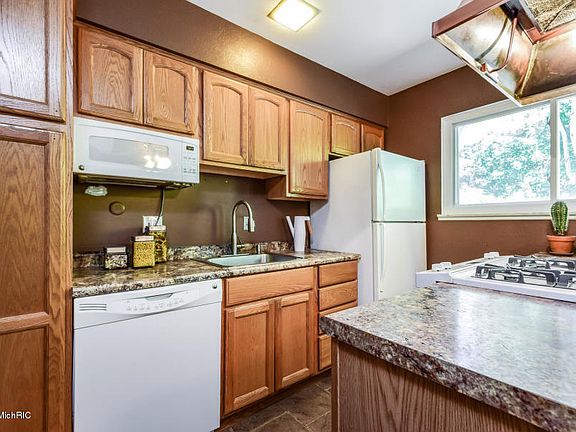 3rd image of 2444 Cranden Dr SE #241
