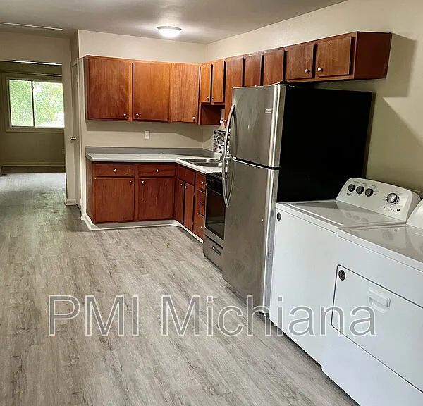 709 E 7th St — Photo 14