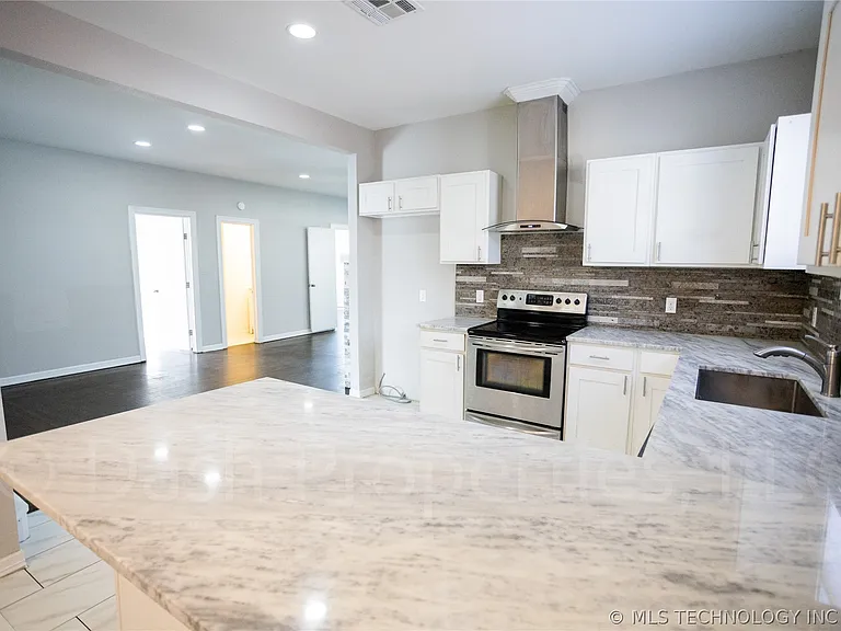 2604 E 7th St S — Photo 20