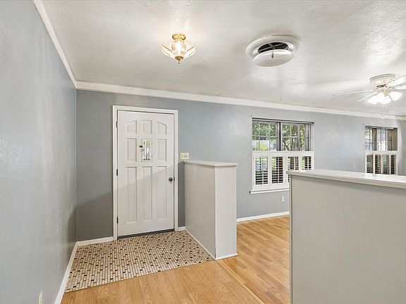 4th image of 512 Brown Trail Ct