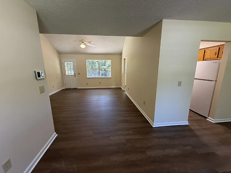 150 NE Jamey Ln — Photo 2