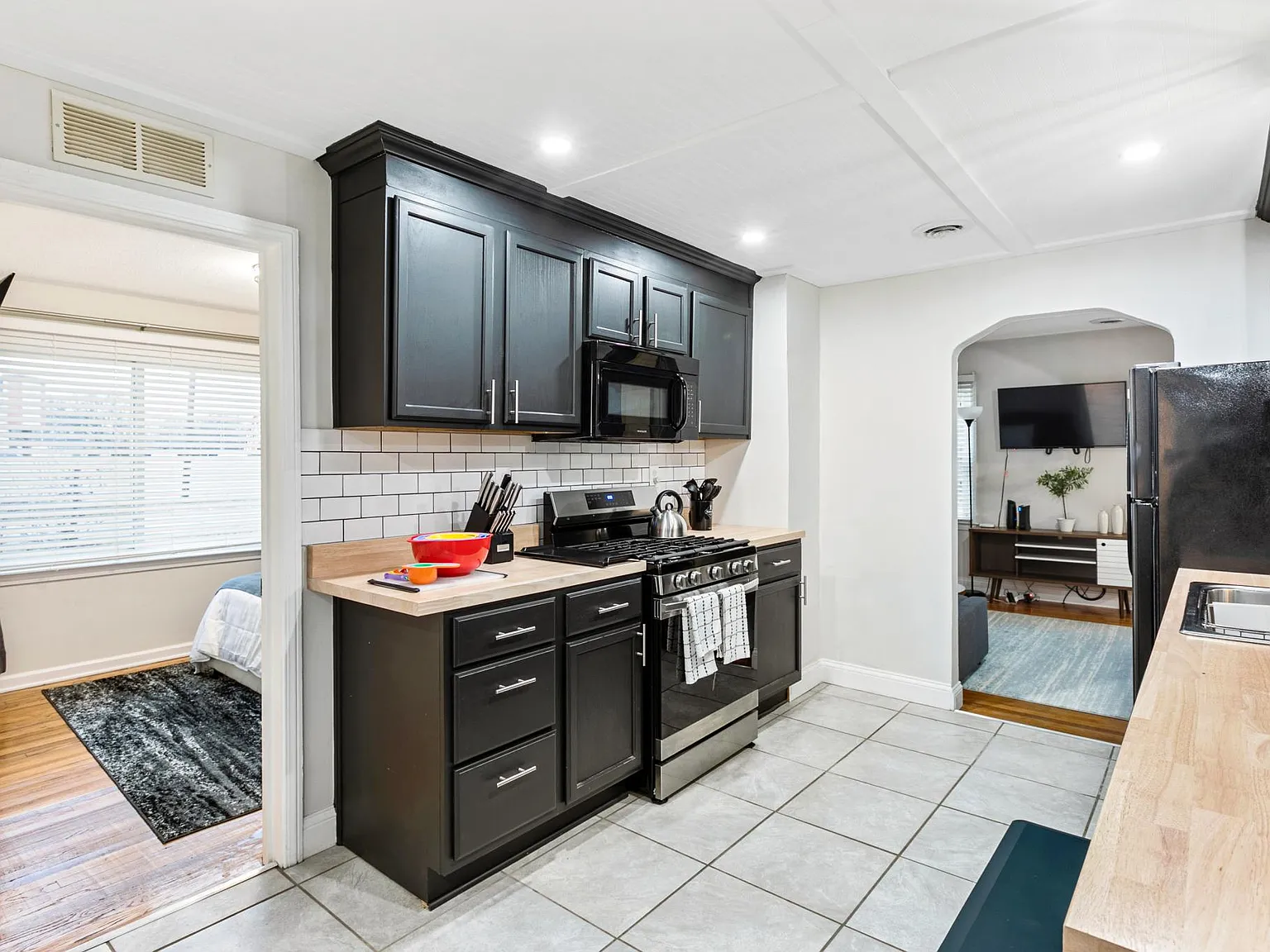 3 bed, 1200 sqft, $6,500 — Photo 3