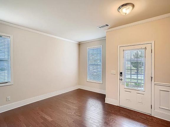 4th image of 710 Collingsworth Ln