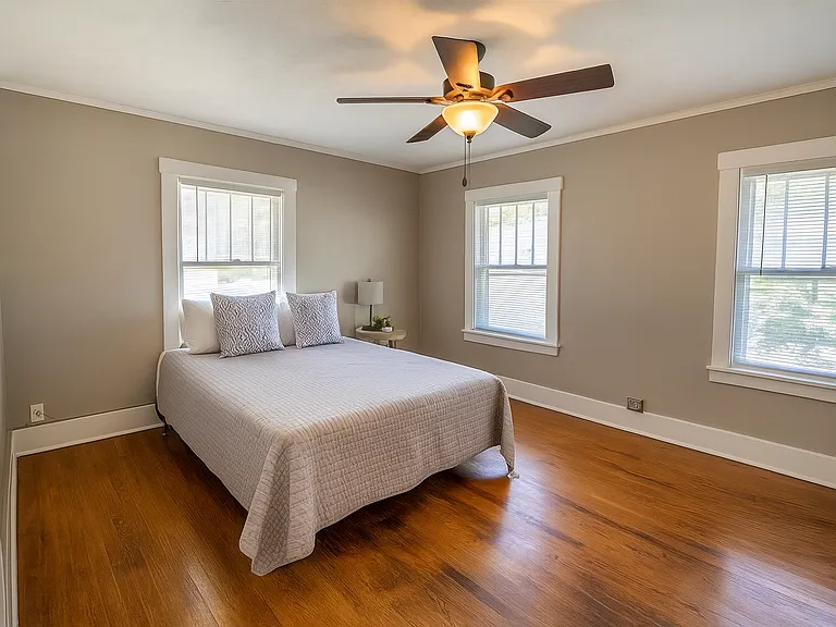 Master Bedroom (Upstairs)