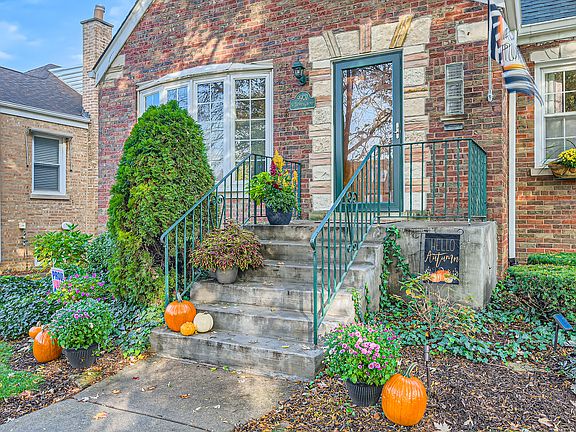 3rd image of 9907 S Trumbull Ave