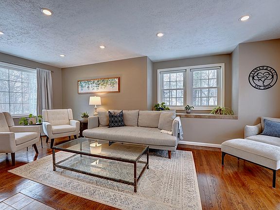 3rd image of 137 Winterwood Drive