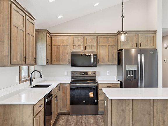 4th image of 521 Summit Cir