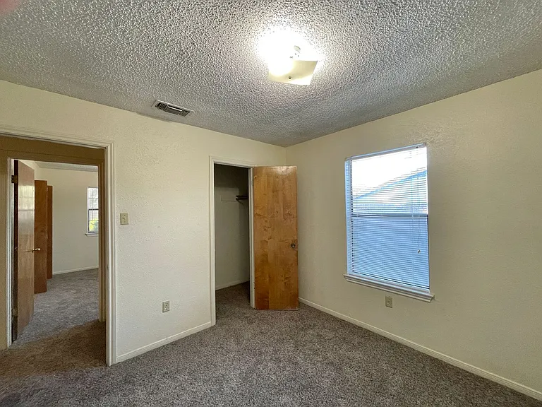 2402 Kirk Cir — Photo 24