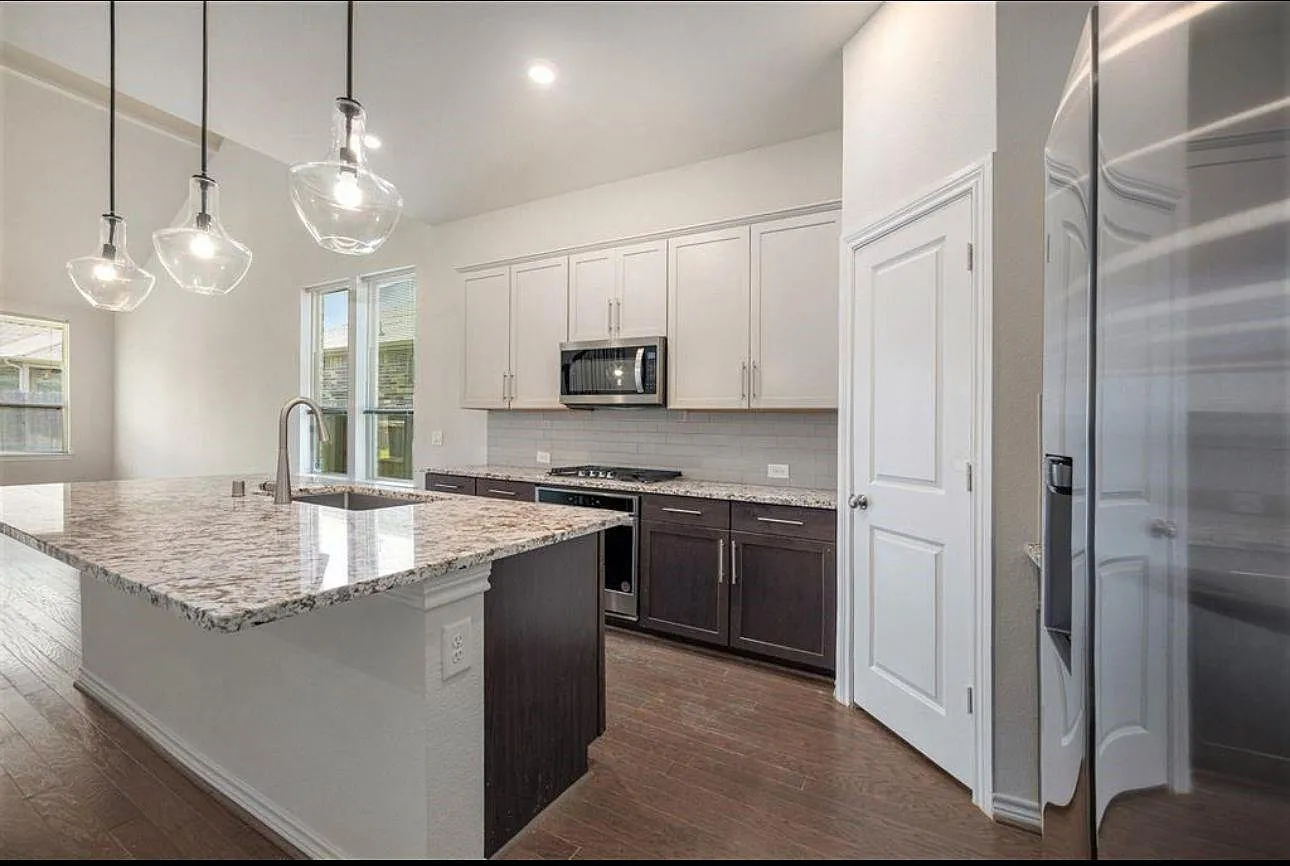 4 bed, 2.5 bath, 3067 sqft, $3,150 — Photo 2