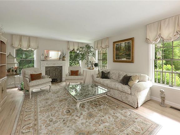 5th image of 7 Deerfield Ln