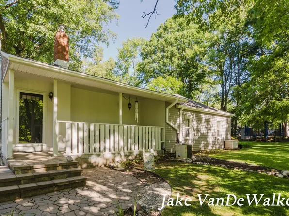 2338 Edgewood Dr, Kalamazoo, MI 49008