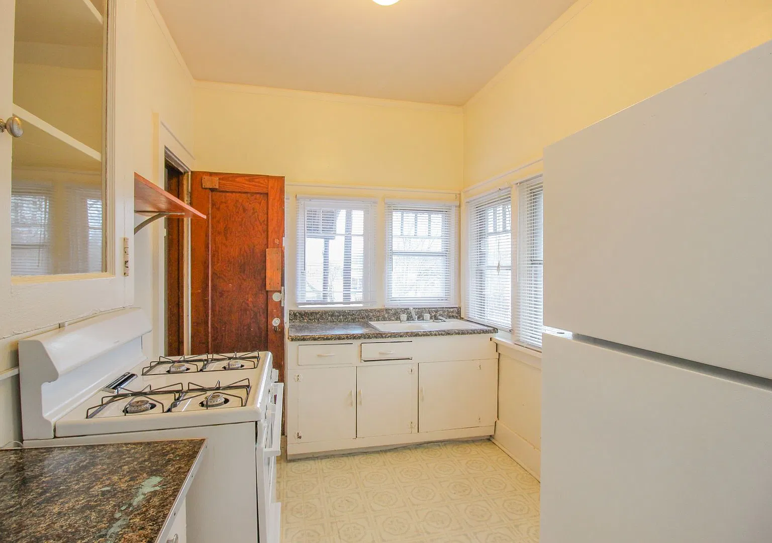 1111 E Walnut — Photo 4