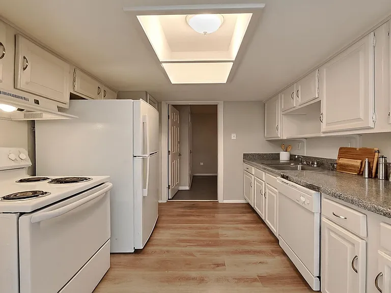 2225 Janice St — Photo 3