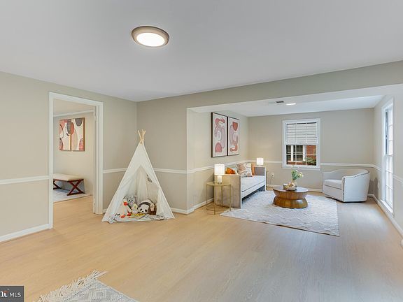 5th image of 7411 Venice St