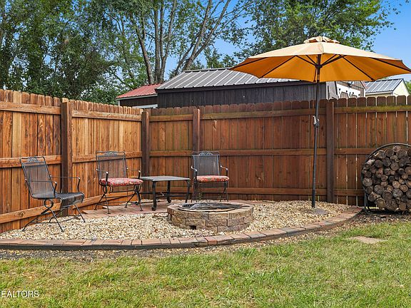5th image of 210 Barberry Ct