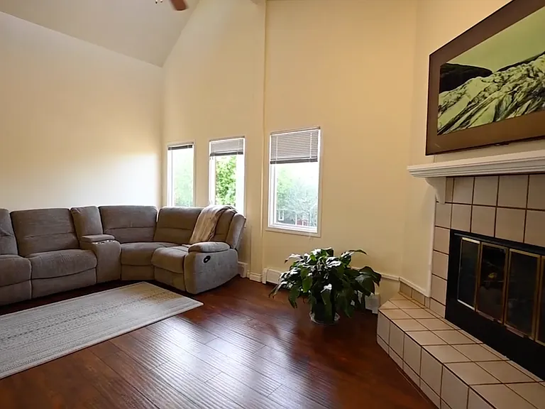 4001 Romanzof Cir #B — Photo 4