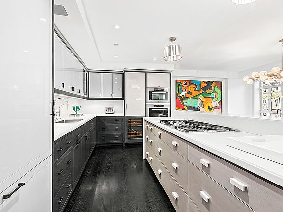 4th image of 21 E 61st St APT 12E