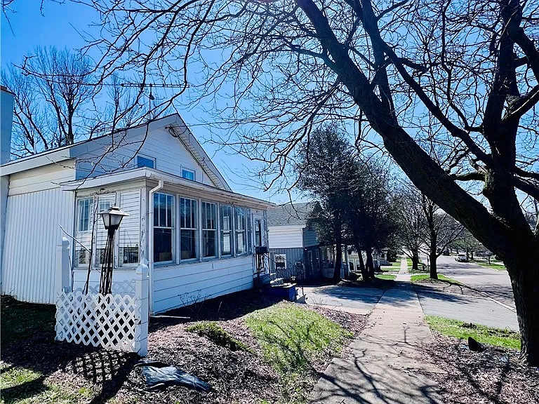 140 E Oneida St — Photo 3