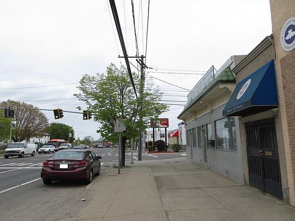 5th image of 291 Hempstead Tpke