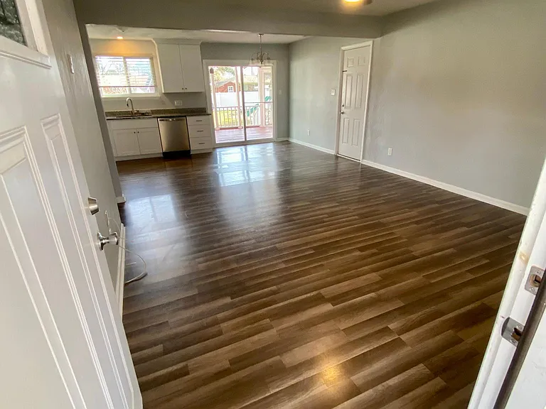 1013 Vanderploeg Dr — Photo 2