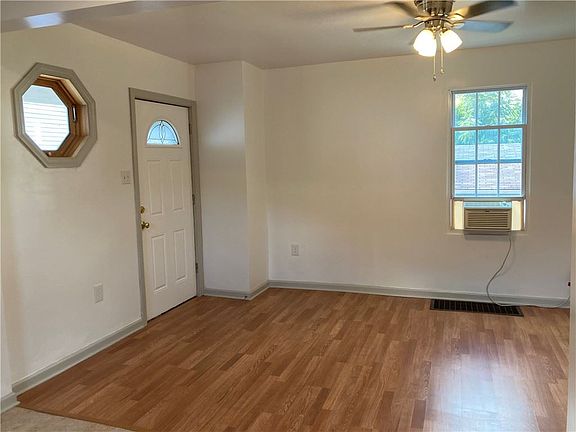 3rd image of 913 Evans St
