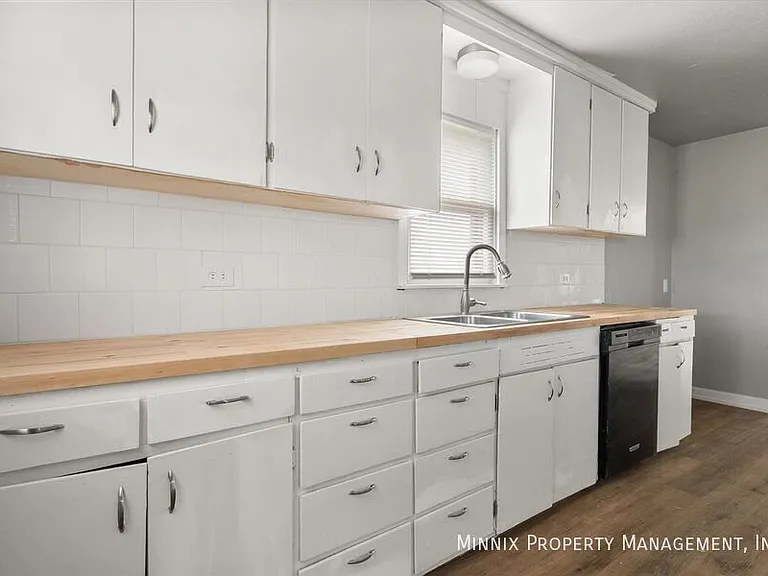 1302 Avenue E #1 — Photo 20