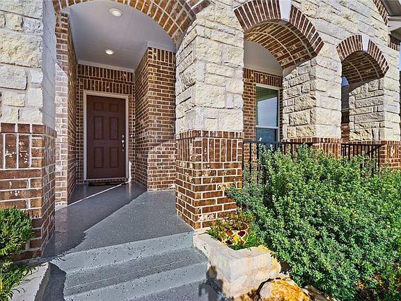 3rd image of 210 Hunters Hill Dr