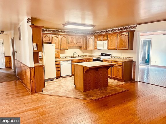 3rd image of 33 George Walker Dr