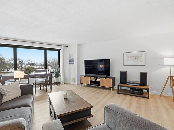 3rd image of 3100 N Lake Shore Dr APT 301