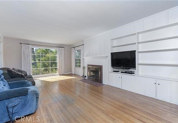 5th image of 311 E Yale St