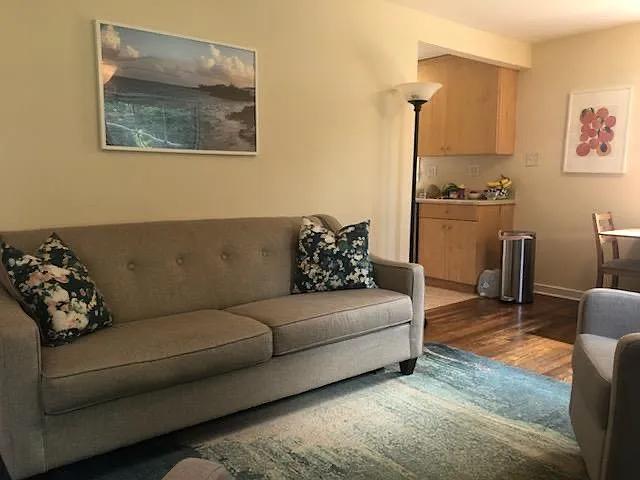 3 bed, 864 sqft, $2,100 — Photo 3