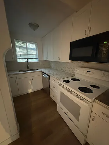 78 Logan Ave S Photo 1