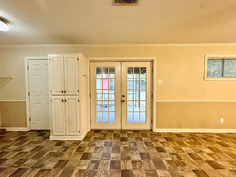 604 Enfield Dr — Photo 8