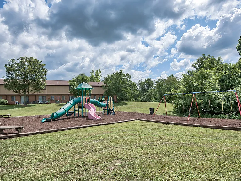 Colonial Terrace and Village Apartments — Photo 15