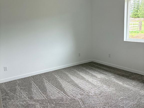 4th image of 392 Brooks Rd