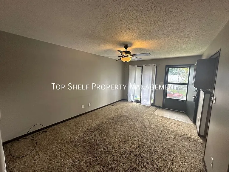 2142 SE 9th St — Photo 2