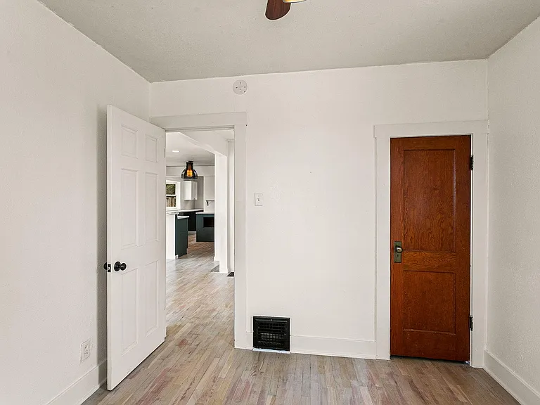 1099 Gilbert St — Photo 28