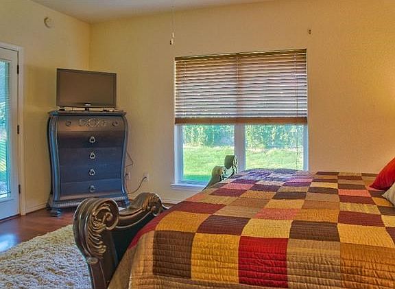 5th image of 178 W Bluebriar Dr