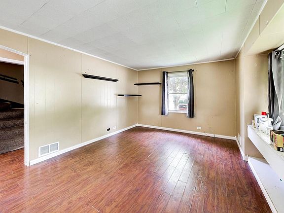 5th image of 17558 Community St