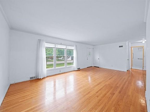 4th image of 4732 Booth St