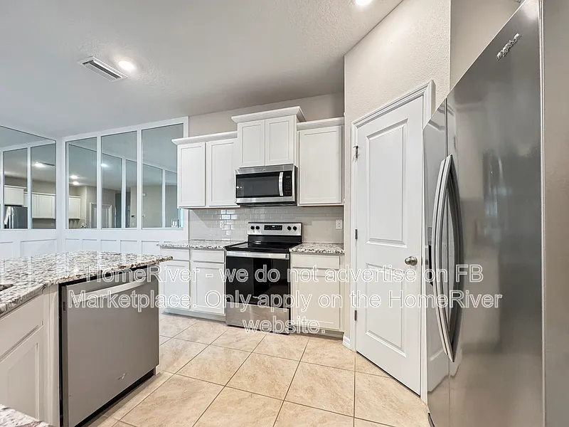 3 bed, 2.0 bath, 1587 sqft, $1,995 — Photo 2