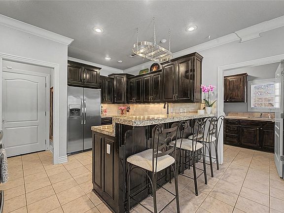 5th image of 985 Aylesbury Ln