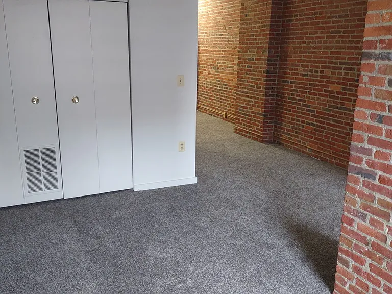 Marlboro Classic Apt & Redwood Square — Photo 31