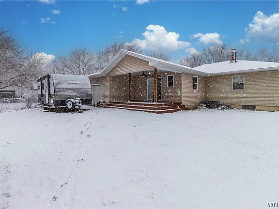 3rd image of 427 Walck Rd