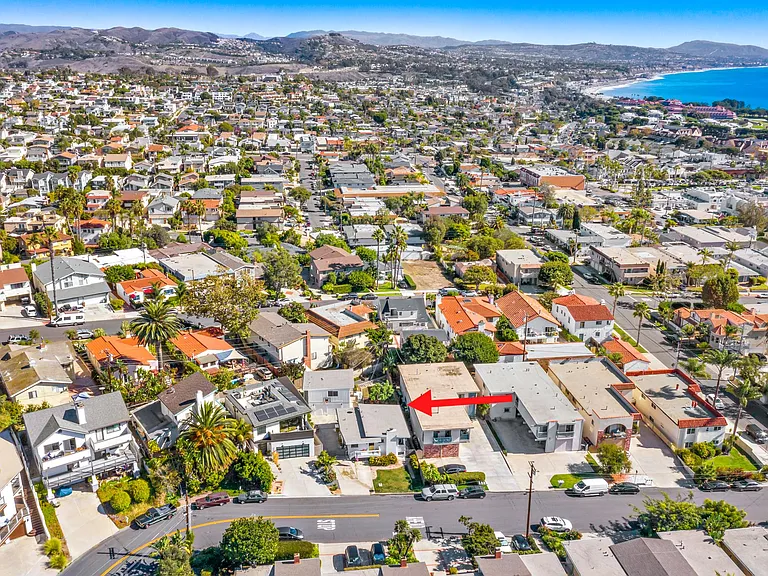 Back unit is home for lease. Great Lantern District location, two blocks off PCH