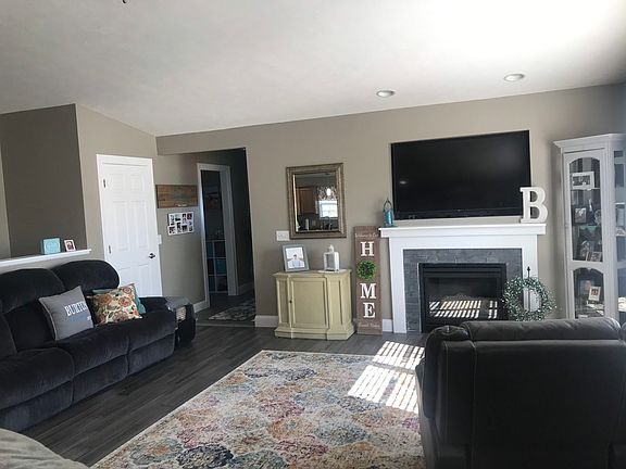 3rd image of 405 Eagle Ct