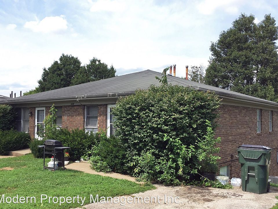 2nd image of 2009 Cambridge Dr #4