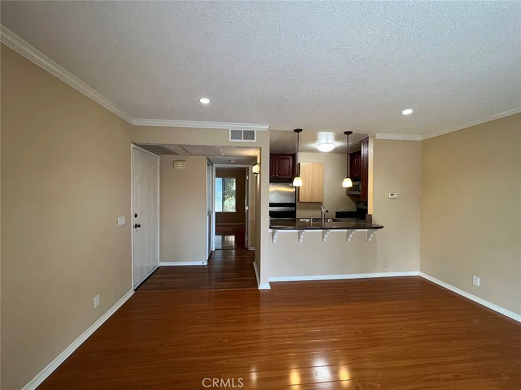 1 bed, 500 sqft, $2,400 — Photo 4