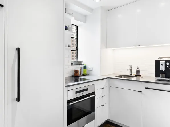 320 East 42nd Street image 3 of 10