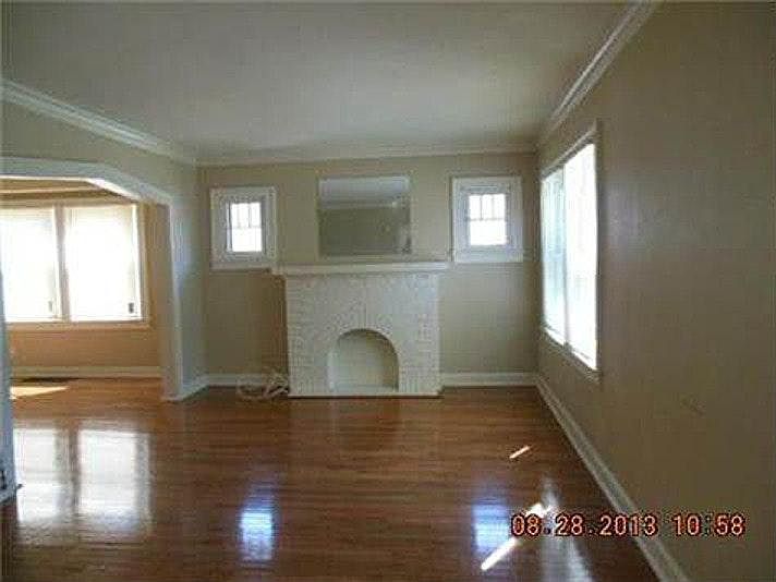 Large livingroom with hardwood
